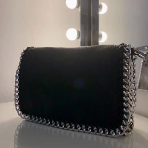 Tiamo väska scorett💕💓💗 - Säljer nu min svarta TIAMO väska ifrån scorett (den mellersta modellen) lite små slitningar där de nöts som knappar och dragkedja annars väldigt fint skick. nypris 500kr mitt pris 170kr frakt tillkommer. 💗