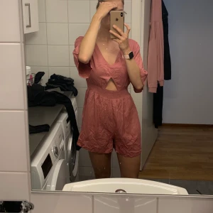 Jumpsuit - Rosa jumpsuit från nakd med fin detalj på magen. tyvärr sitter prislappen kvar ännu. 😕🌟