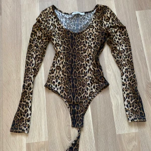 Leo body - Body från NA-KD, aldrig använd då den var för kort för mig (har ganska lång överkropp) 