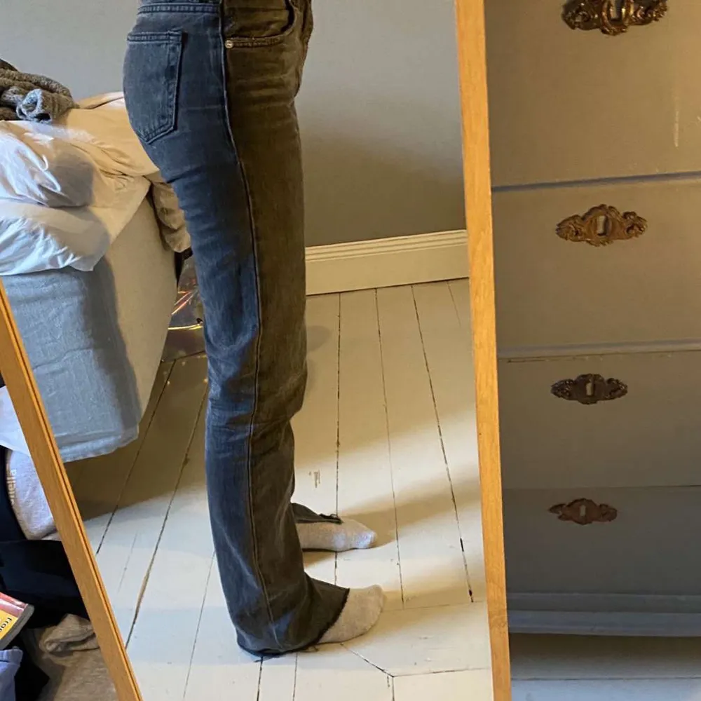 De eftertraktade raka gråa zara jeansen! Har dock klippt av dom ganska mycket för jag är kort😋bud från 300kr kostar 399kr i butik . Jeans & Byxor.