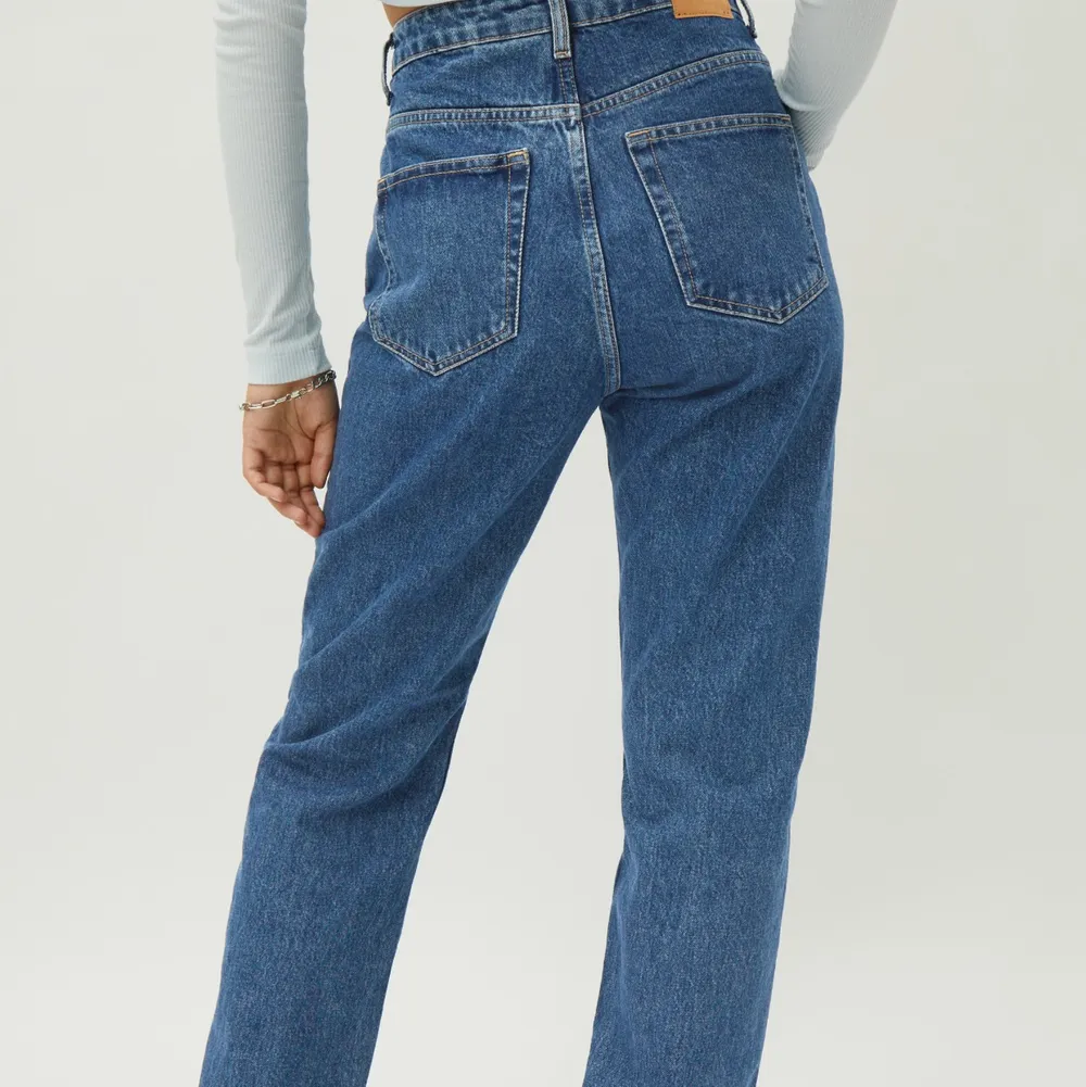 Superrsnygga raka jeans ifrån weekday köpta här från plick men tyvärr var de fel storlek... Vid snabb affär bjuder jag på frakt 💙. Jeans & Byxor.