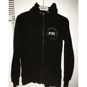 Peak performance kofta  - Peak performance kofta str S, i fint skick. Tjej modell. Dragkedjan där man håller har gått av men den funkar ändå.  Kolla gärna in mina andra inlägg, Vi intresse av fler varor så fixar jag ett bra paketpris!