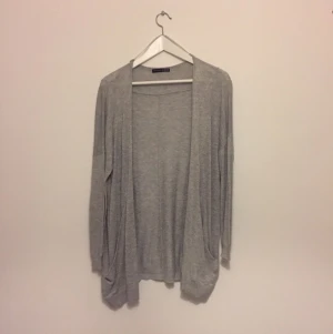  - Ljusgrå Cardigan med fickor på sidan, supersnygg!
