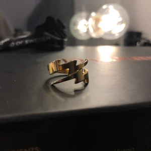 Jätte cool blixt ring  - Snygg guldig blixtring!