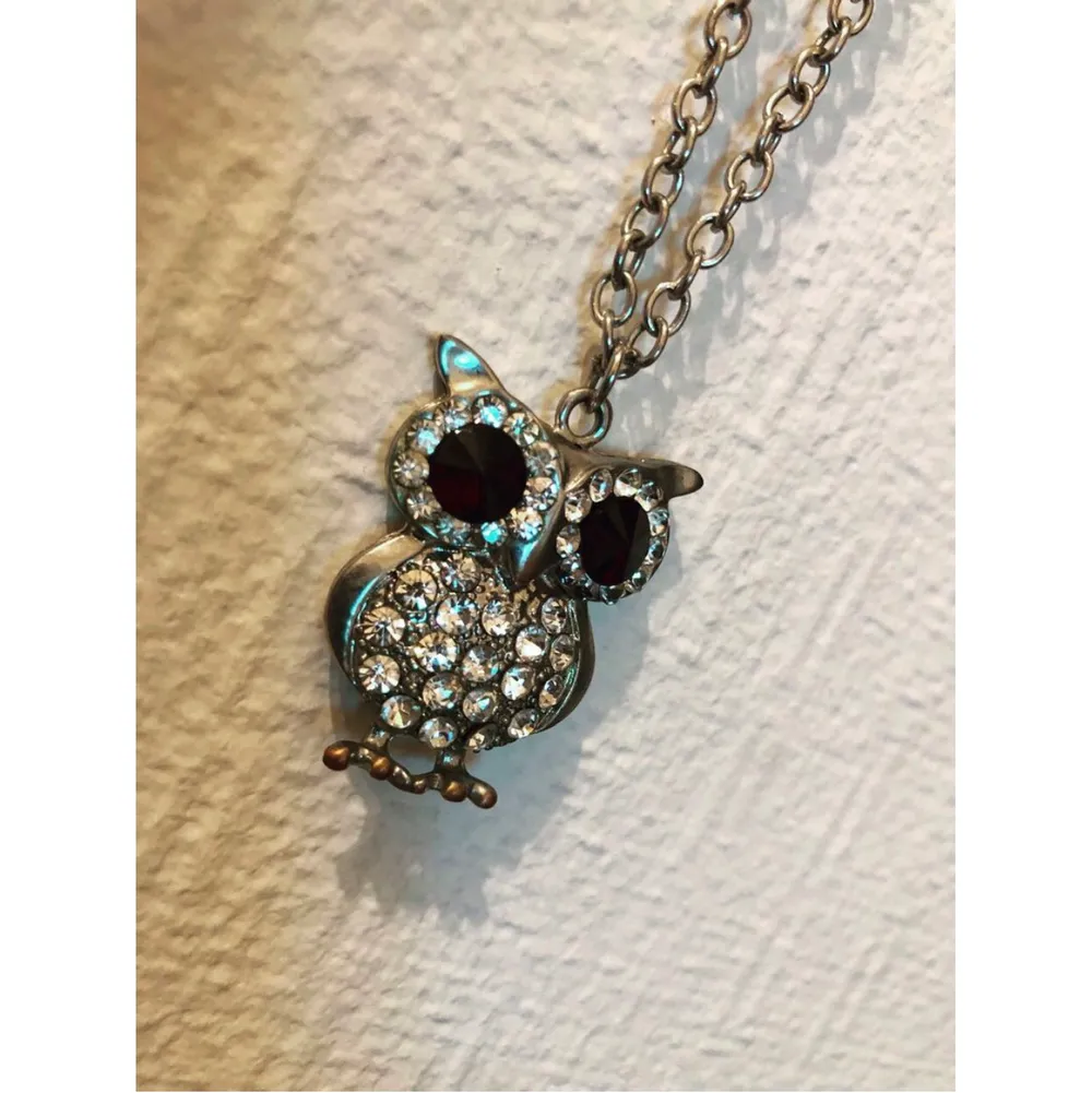 Seashell bracelet: 50kr Owl necklace: 25kr Copper  vintage/antique owl bracelet: 90kr. Accessoarer.