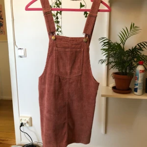 Rosa hängsleklänning från Mango - Smutsrosa hängsleklänning i Manchester från Mango. Knappt använd och bra skick. 