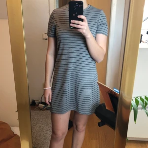 Mysig klänning från Zara - Bekväm och simpel klänning från Zara. Välanvänd men inte särskilt sliten. Lite tajt i armhålorna. 