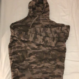 Militär Hoodie - Militärfärgad Hoodie. Bra skick. Storlek M