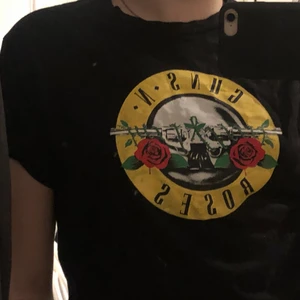 Guns N Roses t-shirt - Svart t-shirt med guns n roses motiv. Frakt 49kr eller mötas i Malmö/Lund.