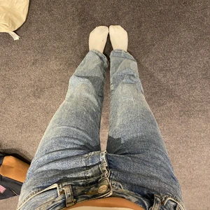 Jeans - Jeans från bikbok. Jättefin färg, säljer då dom blivit lite för korta för mig. Storlek 25 motsvarar ca xs/s. Frakt tillkommer. Nypris 600