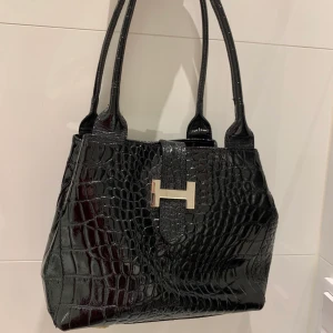 Y2K HANDVÄSKA - Jättefin vintage handväska i ormskinn!! Ett innerfack och även en liten medföljande necessär i väskan 🥰. Jättebra skick!! 