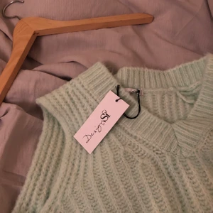 Superfin stickad väst - Jättefin stickad väst från designbysi, heeelt ny, har endast blivit provad. Mysig och skön, i en super fin klar mintgrön färg. Bjuder på frakten!!🥰