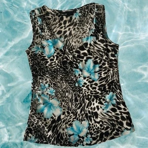 Mönstrat linne - Coolt linne med djurmönster och turkosa blommor. Linnet har justerbara detaljer på axlarna och är storlek 36/38🥰 Köparen står för frakten och jag svarar gärna på frågor😁