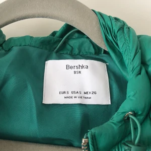 Dunjacka från Bershka - Dunjacka från Bershka i storlek s. Aldrig använd!
