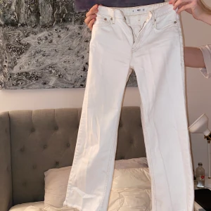 Vita Jeans  - Byxorna är lite kortare i modellen. Frakt ingår🥰
