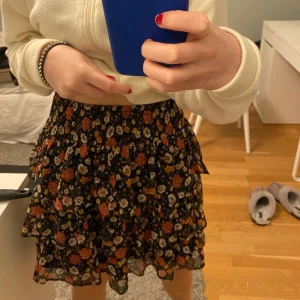 Lindex kjol  - Säljer min fina kjol från Lindex som jag köpte i sommar för 199kr❤️den är använd men i mycket bra skick💕💕