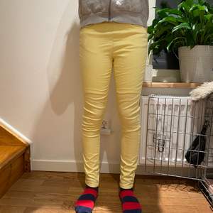 Fina gula jeans från hm Storlek 36 pris 80kr skriv om du är intresserad!! 