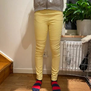 Hm - Fina gula jeans från hm Storlek 36 pris 80kr skriv om du är intresserad!! 
