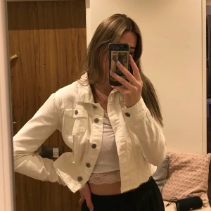 Jeans jacka - Jeans jacka med spets på ryggen❤️ frakt tillkommer 