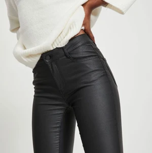 NYA skinny jeans - NYA stretchiga skinny jeans med lapparna kvar i stl XS (25-26). Snygg coating som gör ytan lite glansig som skinnbyxor. Har haft och har flera par av dessa, men köpte ett par i fel storlek och de blev liggande bara. Mina andra par har hållit väldigt länge och väl. Nypris 350kr. 📦 Swish gäller. Möts / köpare står för frakt. Djurfritt & rökfritt hem. 