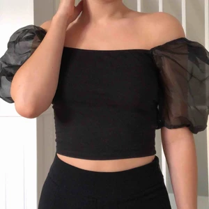  - Riktigt cool crop top med puffärmar! Mycket bra skick och du som köpare står för frakten! ❤️❤️