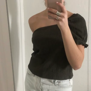 Urringad topp  - Så snygg grön topp från H&M. Jätte fin urringning.