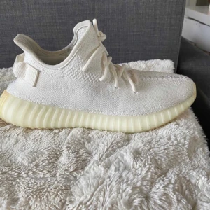 Yeezy cream white  - Storlek 42 2/3                                                                  Använda fåtal gånger men saknar box mm därav låga priset