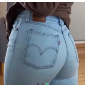 Super snygga Levis jeans - Fina ljus blå trendiga Levis jeans i stl 28!! 200 kr💞💞 Passar mig bra i längd men inte i midjan och jag är 161✨