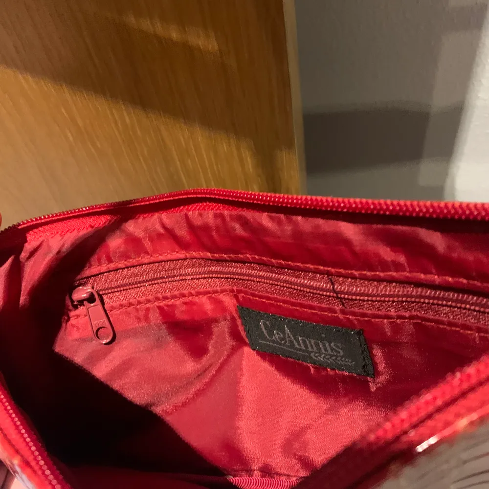 Röd handväska. Frakt tillkommer💕. Accessoarer.