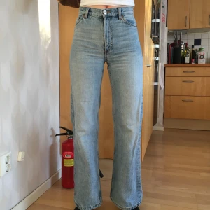 Raka blå jeans  - Snygga raka jeans i modellen yoko från Monki! Sparsamt använda men i fint skick bortsätt från 2 mindre väldigt diskreta fläckar på ena benet (syns dock inte på bilderna alls) tyvärr har dom blivit för små för mig! Frakten står köparen för🌸