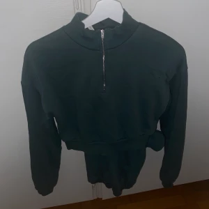 MJUKISSET - Mjukisset i grönt från Nelly. Storlek S i tröjan och XS i byxorna.