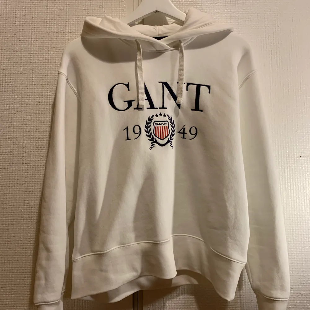 Gant hoodie i nyskick! Tröjan har endast hängt i garderoben i en månad men aldrig använts, prislappen borta dock. Den sitter ganska tajt och är mjuk på insidan! 💓 . Hoodies.