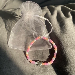 Armband - Jag och en kompis säljer detta superfina armband genom vårt UF-företag Kind Bracelet 🖤  De är egengjorda och kostar 89 kr/st 🖤 kolla gärna vår instagram - KindBraceletUF ✨🤍