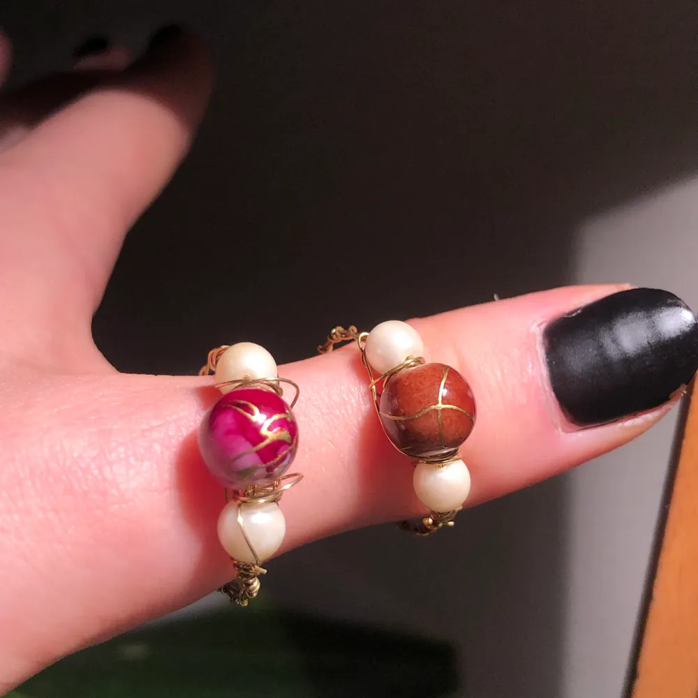 ⚠️Intressekoll⚠️ handgjorda ringar med pärlor eller kristaller😛 (ursäkta för den äckliga spegeln). Accessoarer.