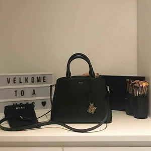 DKNY väska, ej använt  - Jätte snygg DKNY väska, aldrig använt. Dustbag medföljer. Köpte i Åhléns, den är slutsåld nu. Original pris 3000kr!! Säljer pga att jag aldrig använt den, den bara ligger där.💕💕 priset börjar från 1,500kr (Paige medium satchel) 