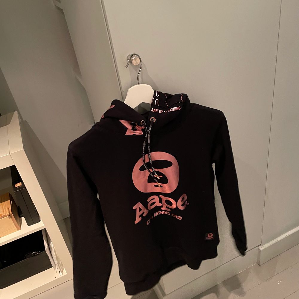 By A Bathing Aape hoodie. Så cool o snygg🤩 äkta 450+frakt💘. Huvtröjor & Träningströjor.