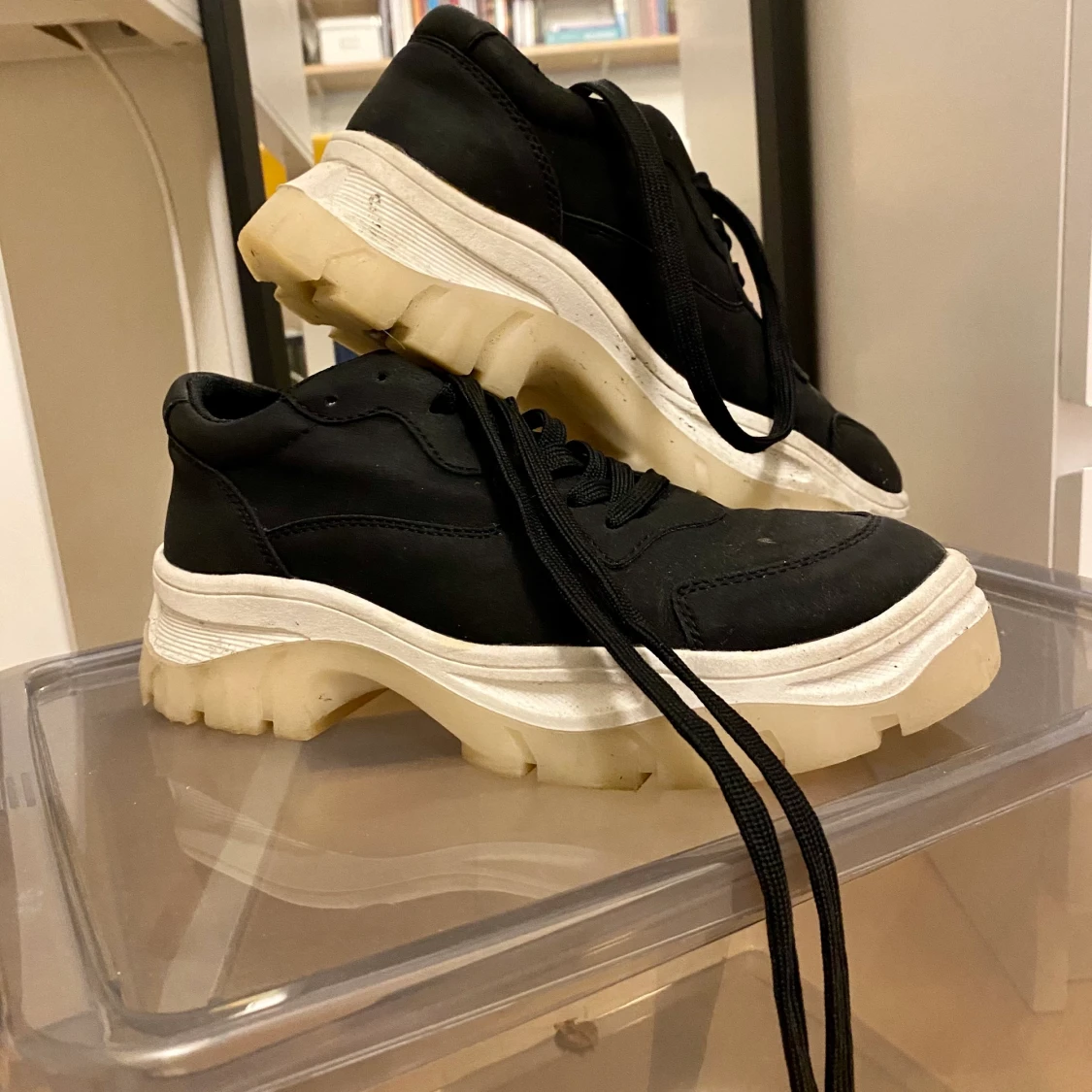 Svarta sneakers med hög sula