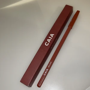 Caia - läppenna i färgen Mojave - En oanvänd läppena från Caia( Bianca Ingrossos egna smink märke). Säljer för att jag tror att färgen inte passar mig, dock är den en av mångas favoriter! Färgen är neutral färg som passar många. Köpt för 125kr och säljs för 100kr, kan gå ner i pris!