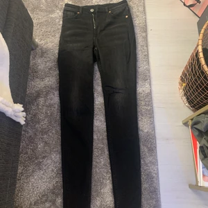 Monki jeans - Snygga skiny jeans från monki tyvärr inte kommit till någon användning alls utan bara legat i garderoben💖 om de är några frågor så är det bara att fråga 👼🏼