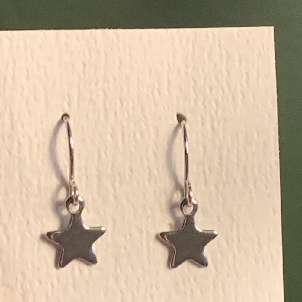 silvriga örhängen med små stjärnor ✨🤍 kan skicka flera bilder om önskat!. Accessoarer.