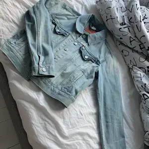 Sjukt fin Levi’s jeans jacka som jag köpte i sommars (på carlings) men som tyvärr inte kom till så mycket användning. Den är storlek L men är väldigt lite i storlekn o passar mig perfekt som är storlek S. O passar även perfekt om man har en hoodie under.