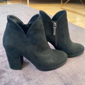 Oanvända klackskor  - Oanvända skor från Bershka i storlek 38. Jag har en förmåga att köpa klackskor jag tycker om fast att jag inte använder det.. dessa har bara stått i garderoben i 3 år. 