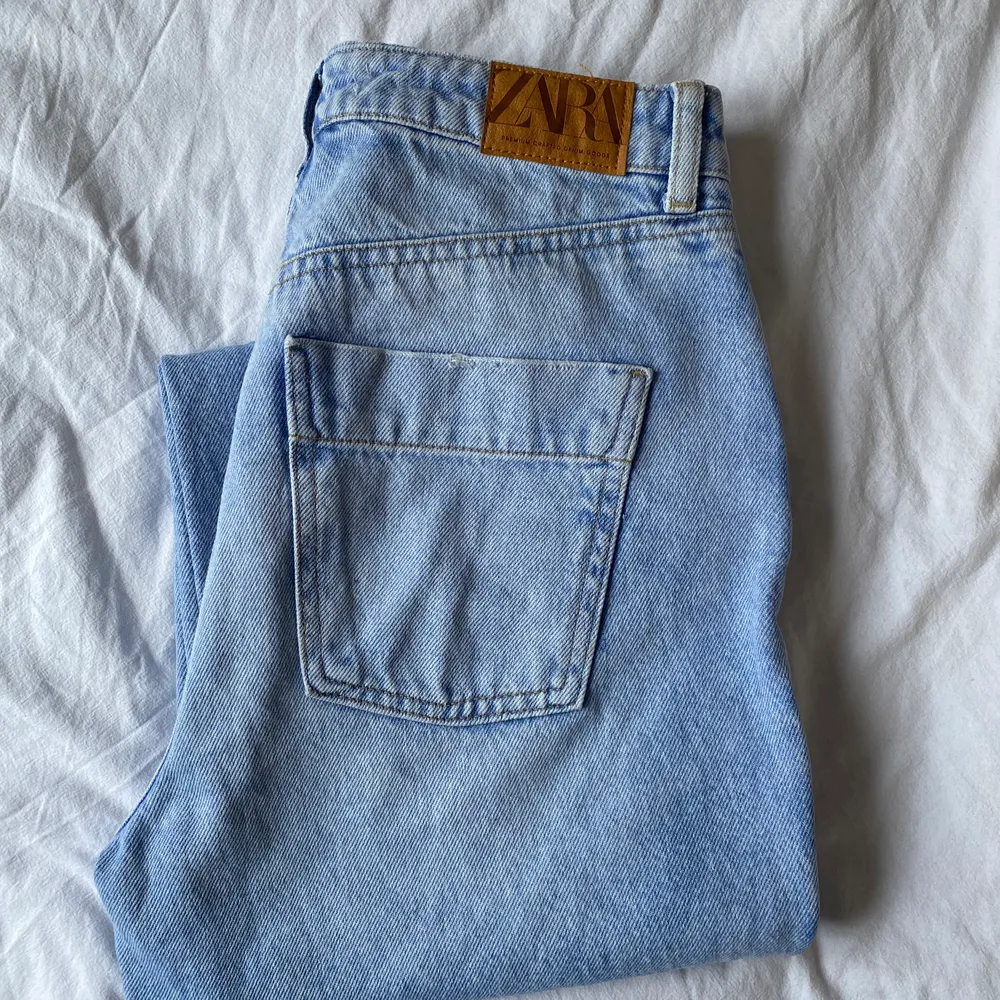 Blåa jeans från zara, Storlek 36. Fint skick då dom nästan är helt oanvända.super fint skick. Pris kan diskutera, skriv för fler bilder.. Jeans & Byxor.