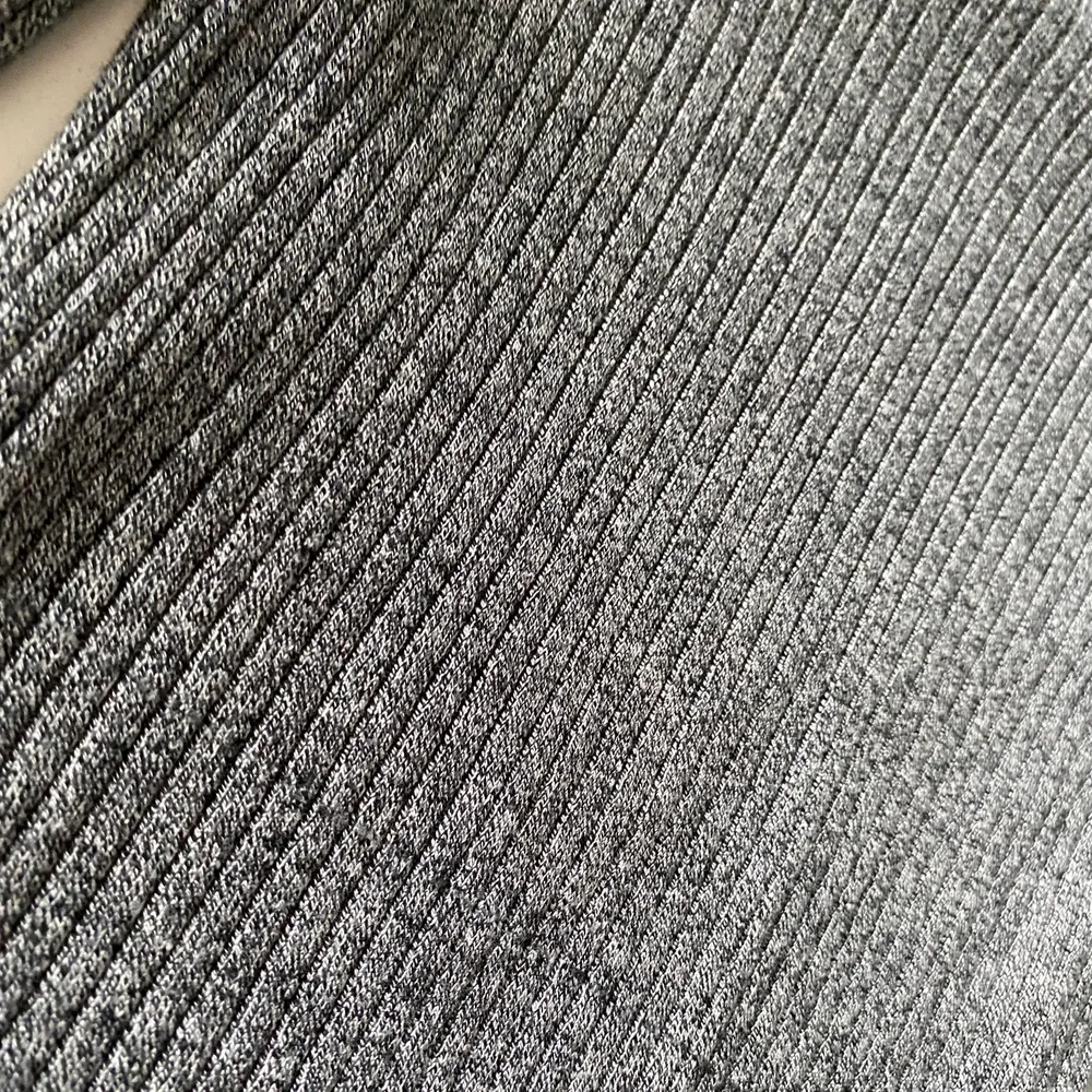 Snygg grå tröja som sätter sig perfekt på kroppen. Framhäver brösten för dem som gillar det:) använd några gånger men sitter verkligen super snyggt på! . Tröjor & Koftor.