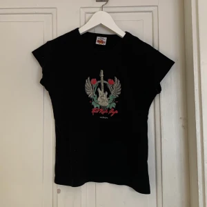 hard rock café t-shirt - jättesnygg hard rock café t-shirt köpt här på plick men tyvärr aldrig kommit till användning av mig. strl S, 80 kr + frakt eller mötas i gävle