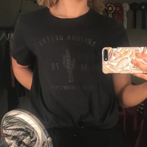 T shorts från Gina Tricot - T-shirt från Gina, lite använd. Storlek L men sitter bra på mig som är S med.