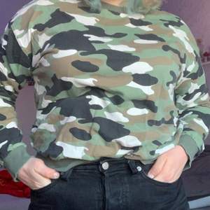 Sweatshirt med militärmönster, ganska tunnt material. Skriv vid intresse :)