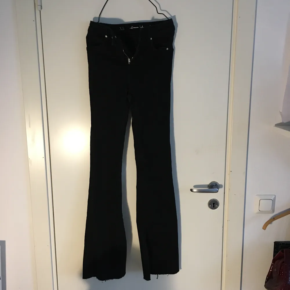 Högmidjade bootcut jeans. Storlek xs, säljer för att de är för små. Köparen står för frakten (66kr apårbart). 💕✨. Jeans & Byxor.