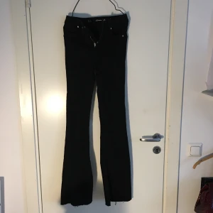Bootcut jeans - Högmidjade bootcut jeans. Storlek xs, säljer för att de är för små. Köparen står för frakten (66kr apårbart). 💕✨