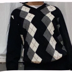 RUTIG STICKAD TRÖJA - Jätte snygg rutig stickad polo tröja jag köpte för några veckor sen men tyvär inte kommit till användning!! Jag brukar ha M på tröjor men den här sitter som en L på mig!! Skriv gärna till mig om ni vill veta mer!!🕺🏽🕺🏽 